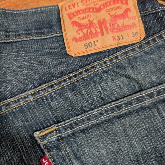 Levis 501 Denim Jeans Mens 31x30 Dark Wash Blue Straight - Picture 5 of 9